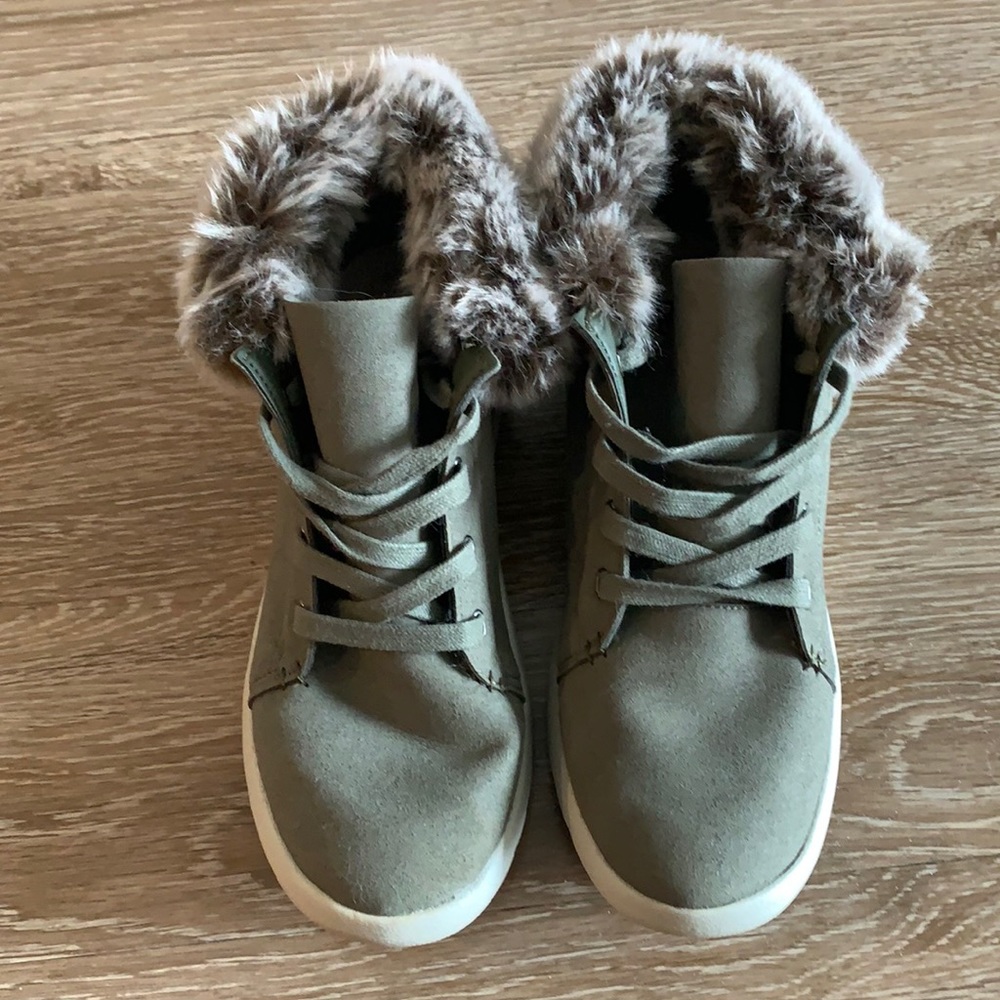 Bearpaw fur lined tennis shoes